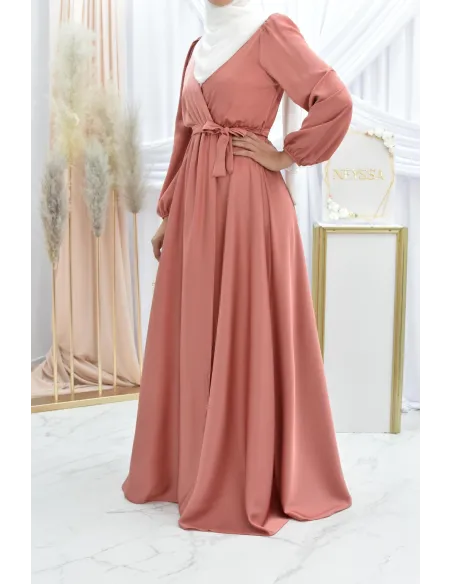 Robe longue satin cache coeur cérémonie femme musulmane.