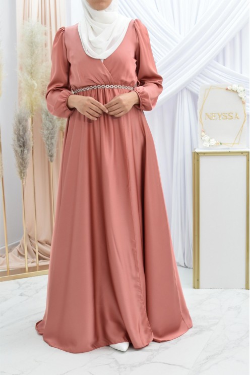 Robe longue satin cache coeur cérémonie femme musulmane.