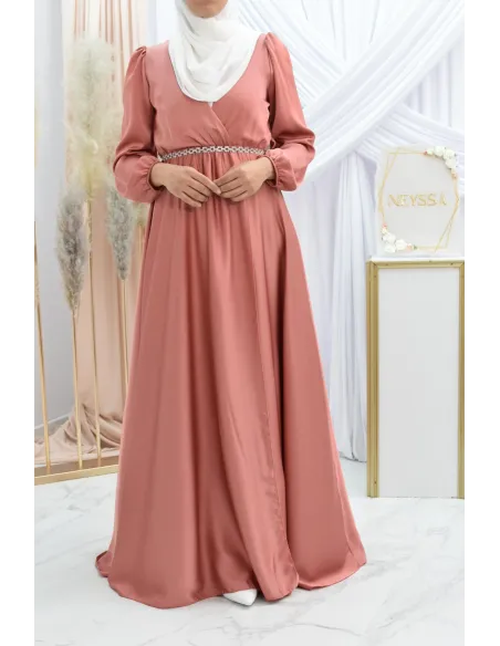 Robe longue satin cache coeur cérémonie femme musulmane.