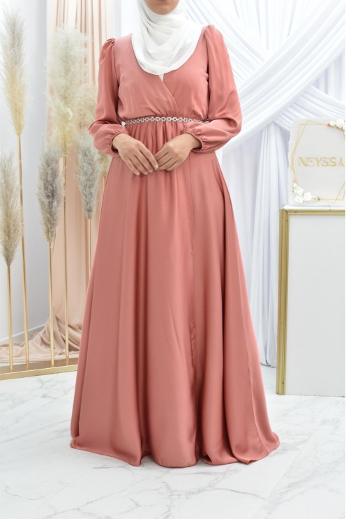 Robe longue satin cache coeur cérémonie femme musulmane.