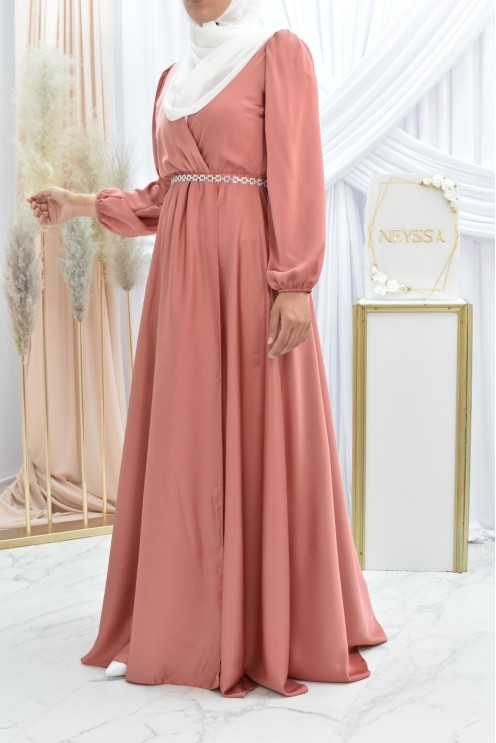 Robe longue satin cache coeur cérémonie femme musulmane.