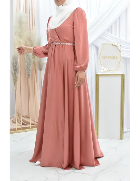 Robe longue satin cache coeur cérémonie femme musulmane.