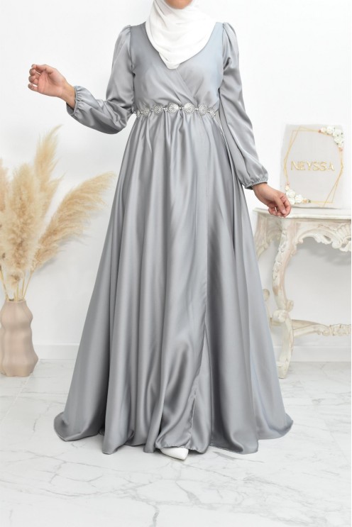 Robe longue satin cache coeur cérémonie femme musulmane.