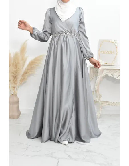 Robe longue satin cache coeur cérémonie femme musulmane.