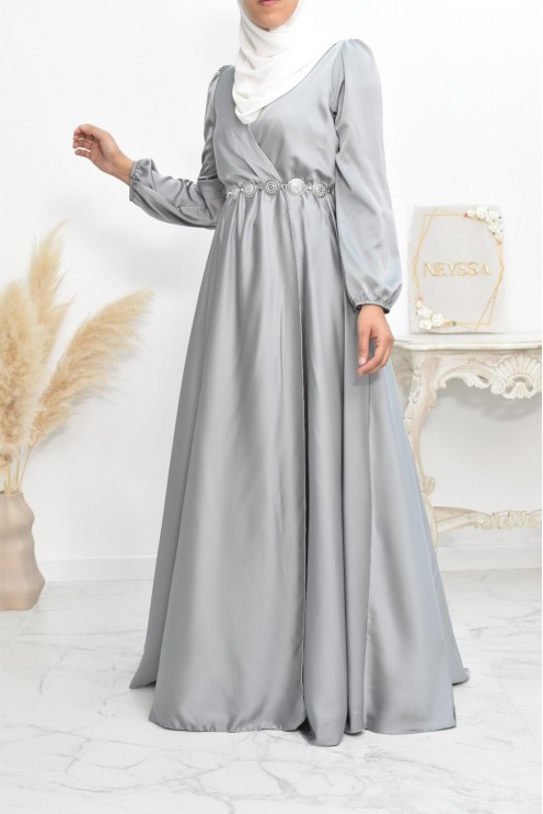 Robe longue satin cache coeur cérémonie femme musulmane.