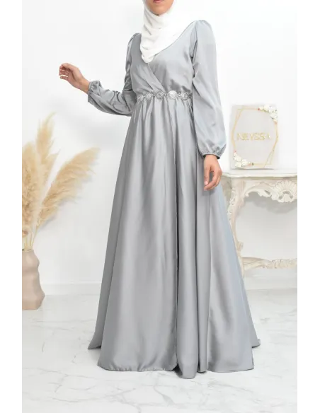 Robe longue satin cache coeur cérémonie femme musulmane.