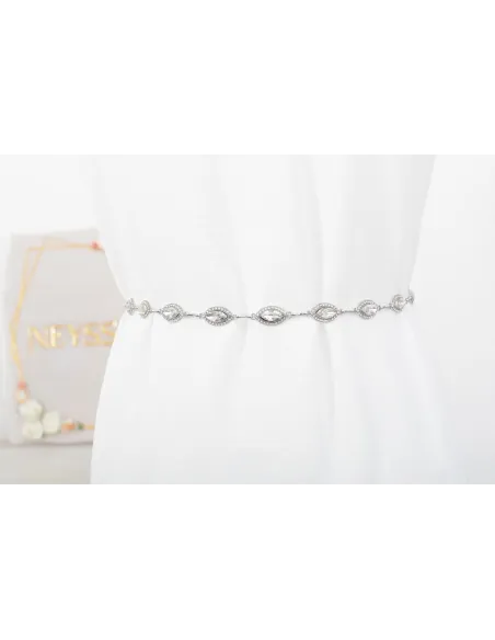 Ceinture métallique avec pierre brillante ajustable grâce aux chaînes