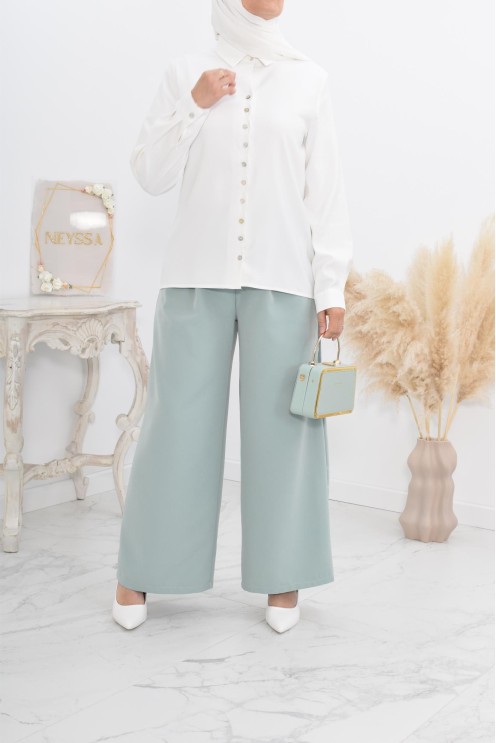 Chemise droite classique fluide et modest fashion.