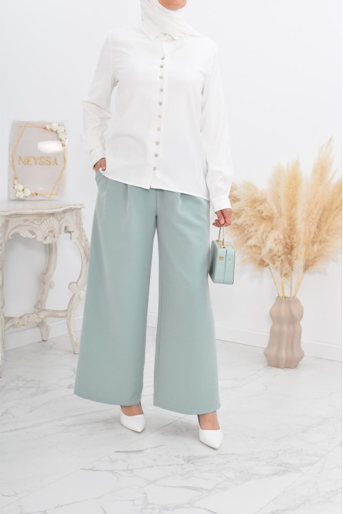 Chemise droite classique fluide et modest fashion.