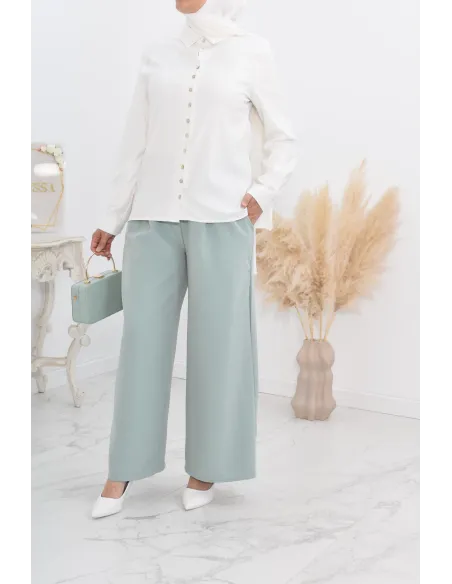 Chemise droite classique fluide et modest fashion.