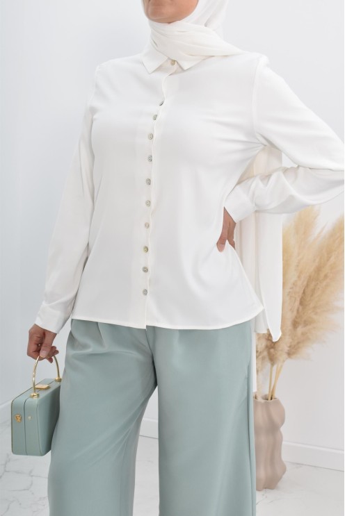 Chemise droite classique fluide et modest fashion.