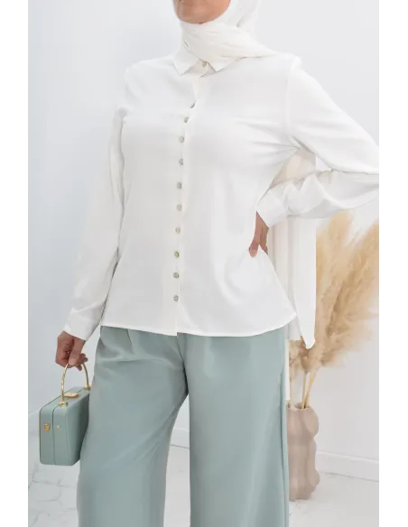 Chemise droite classique fluide et modest fashion.