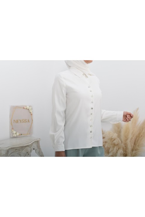 Chemise droite classique fluide et modest fashion.