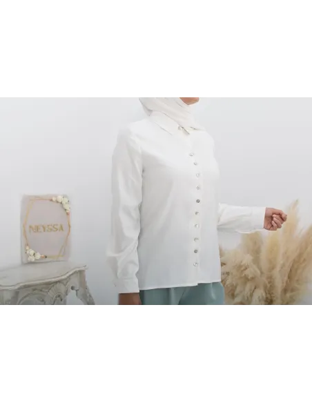 Chemise droite classique fluide et modest fashion.