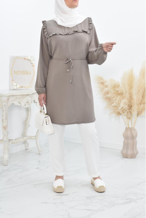 Longue tunique fluide pour l'été style modest fashion à froufrou.