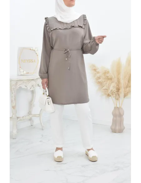 Longue tunique fluide pour l'été style modest fashion à froufrou.