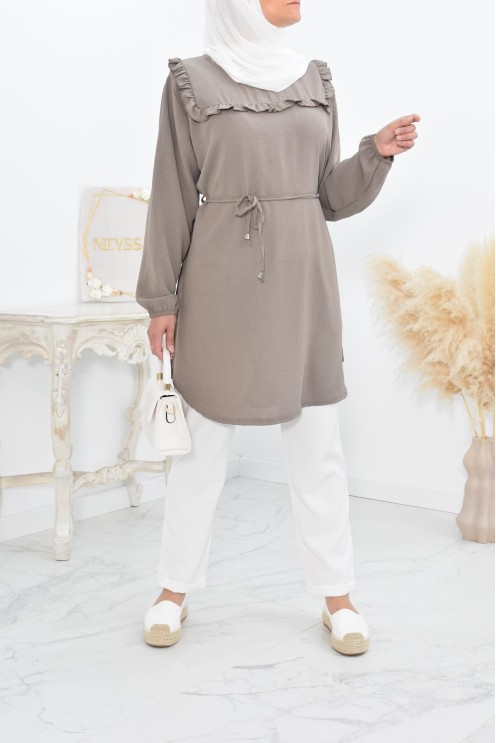 Longue tunique fluide pour l'été style modest fashion à froufrou.