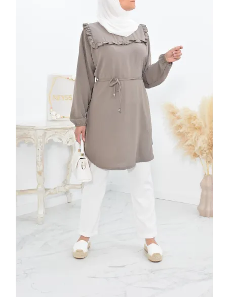 Longue tunique fluide pour l'été style modest fashion à froufrou.