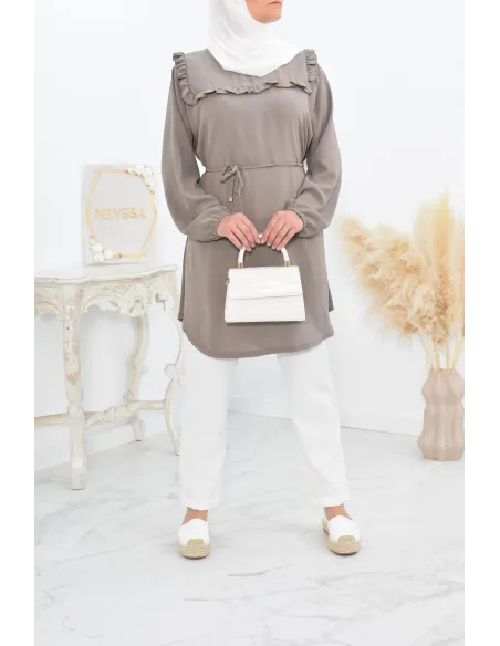 Longue tunique fluide pour l'été style modest fashion à froufrou.