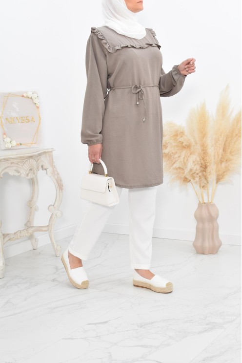 Longue tunique fluide pour l'été style modest fashion à froufrou.