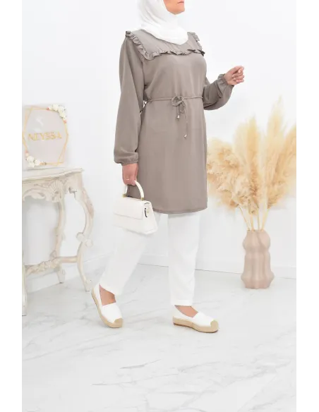 Longue tunique fluide pour l'été style modest fashion à froufrou.