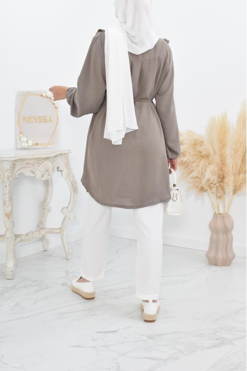 Longue tunique fluide pour l'été style modest fashion à froufrou.