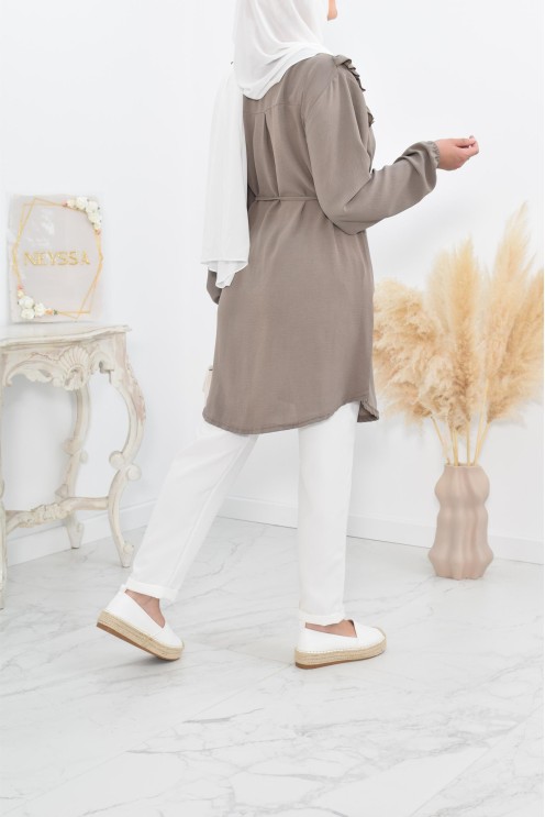 Longue tunique fluide pour l'été style modest fashion à froufrou.