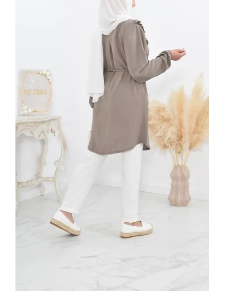 Longue tunique fluide pour l'été style modest fashion à froufrou.