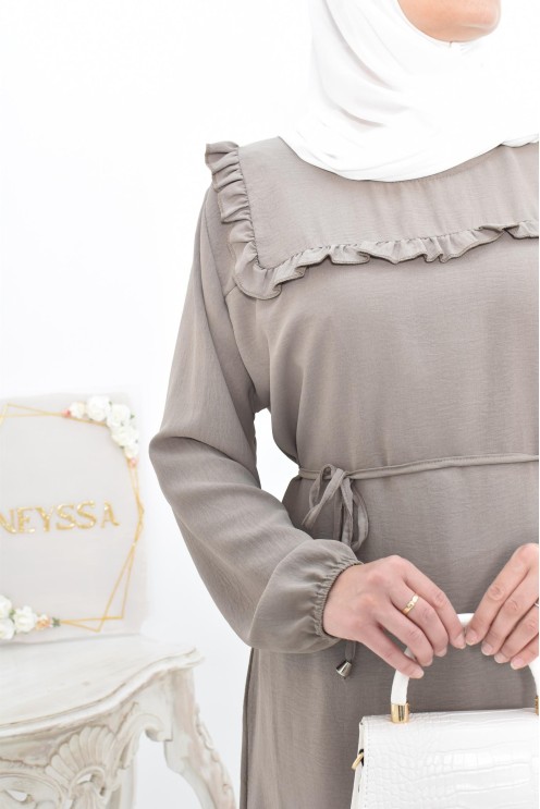 Longue tunique fluide pour l'été style modest fashion à froufrou.