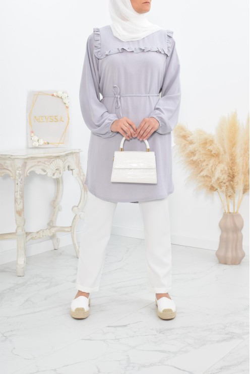 Longue tunique fluide pour l'été style modest fashion à froufrou.