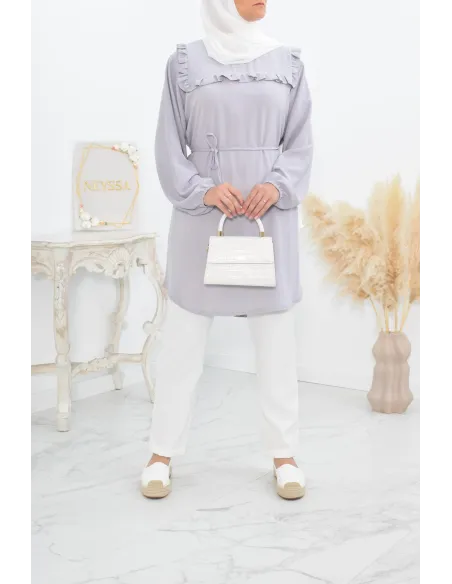 Longue tunique fluide pour l'été style modest fashion à froufrou.