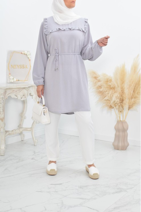 Longue tunique fluide pour l'été style modest fashion à froufrou.