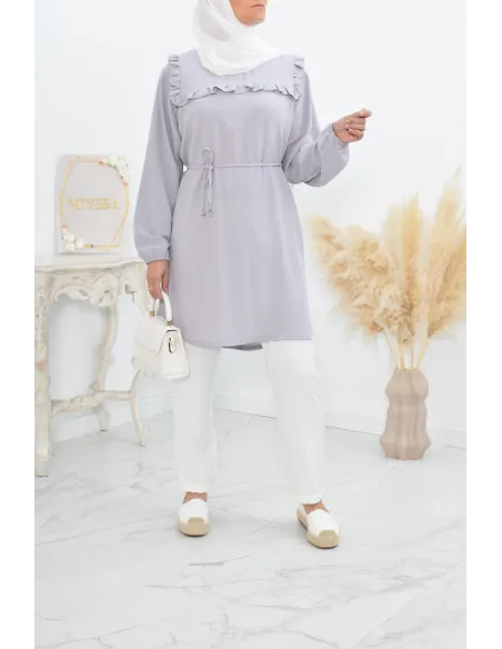 Longue tunique fluide pour l'été style modest fashion à froufrou.