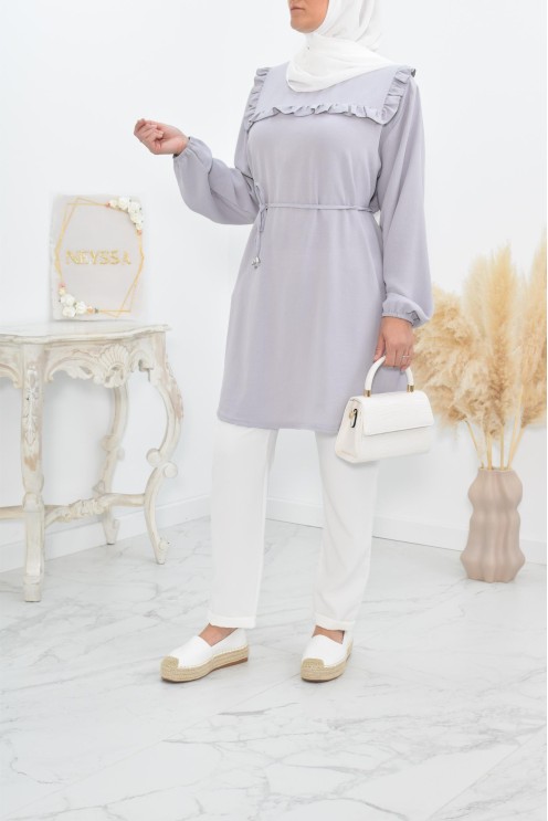 Longue tunique fluide pour l'été style modest fashion à froufrou.