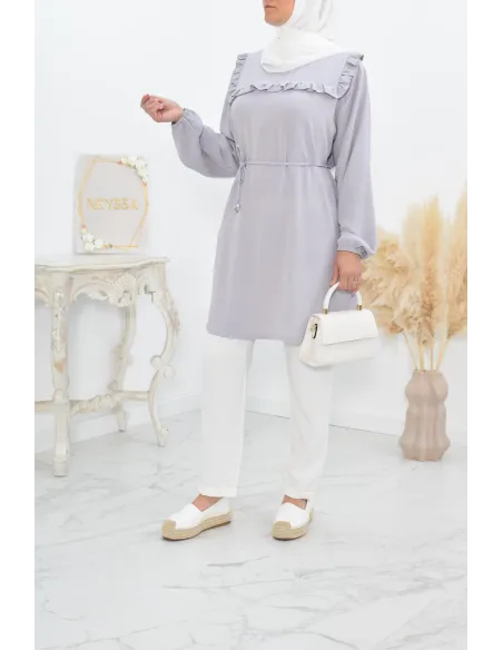 Longue tunique fluide pour l'été style modest fashion à froufrou.