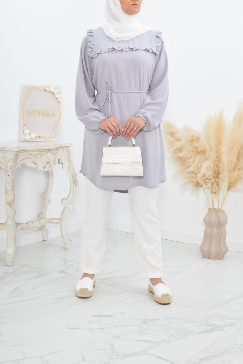 Longue tunique fluide pour l'été style modest fashion à froufrou.