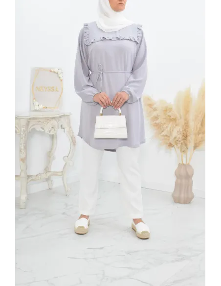 Longue tunique fluide pour l'été style modest fashion à froufrou.