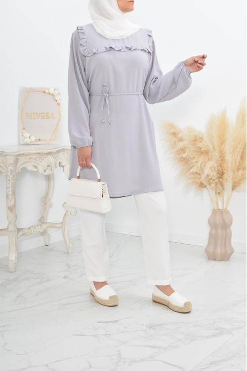 Longue tunique fluide pour l'été style modest fashion à froufrou.