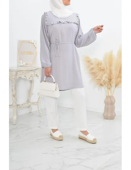 Longue tunique fluide pour l'été style modest fashion à froufrou.