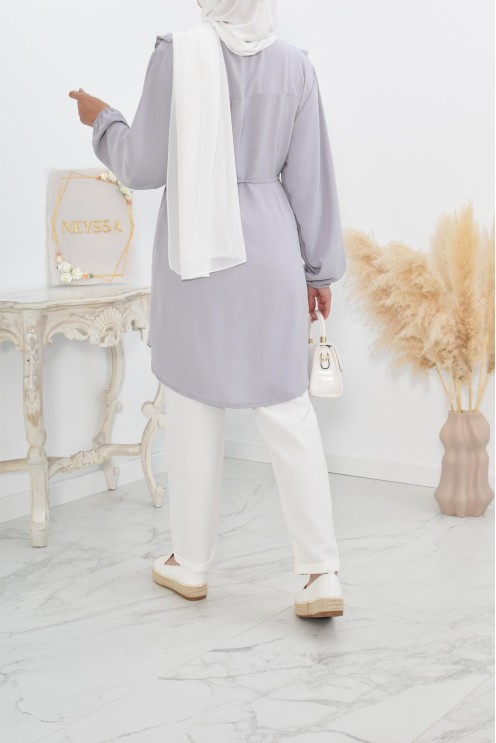 Longue tunique fluide pour l'été style modest fashion à froufrou.