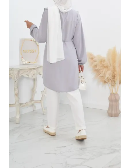 Longue tunique fluide pour l'été style modest fashion à froufrou.