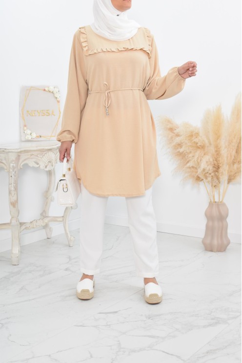 Longue tunique fluide pour l'été style modest fashion à froufrou.