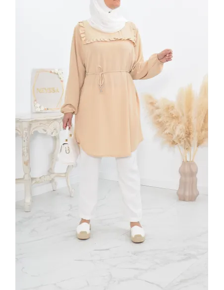 Longue tunique fluide pour l'été style modest fashion à froufrou.