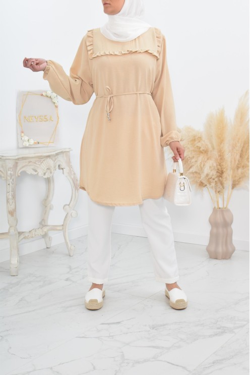 Longue tunique fluide pour l'été style modest fashion à froufrou.