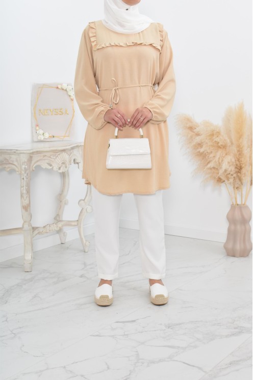 Longue tunique fluide pour l'été style modest fashion à froufrou.