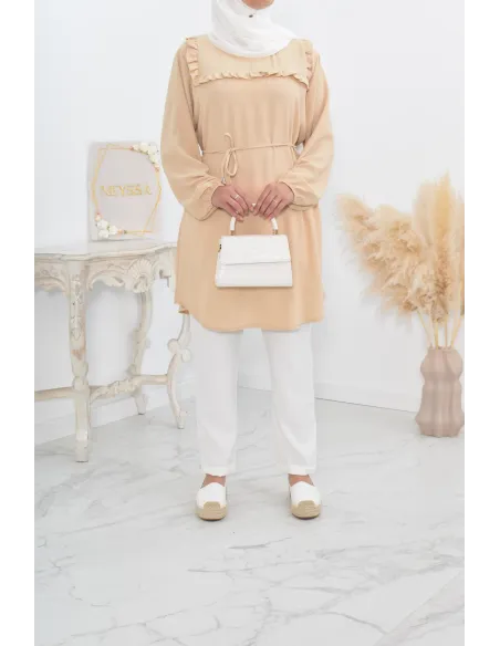 Longue tunique fluide pour l'été style modest fashion à froufrou.