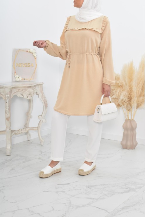 Longue tunique fluide pour l'été style modest fashion à froufrou.