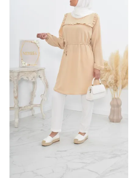 Longue tunique fluide pour l'été style modest fashion à froufrou.