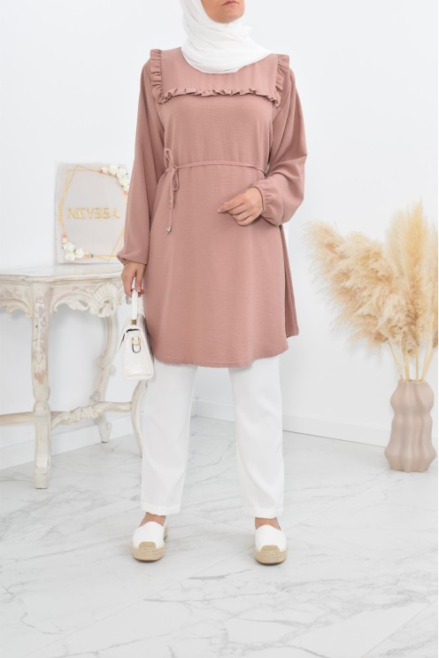 Longue tunique fluide pour l'été style modest fashion à froufrou.