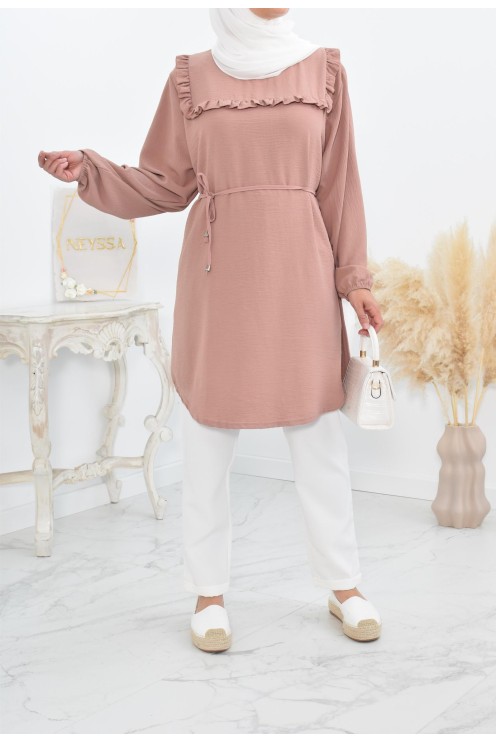 Longue tunique fluide pour l'été style modest fashion à froufrou.